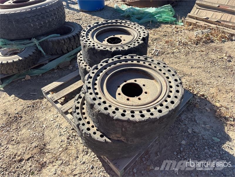 Quantity of (4) 30X10-16 Aperture Tires 타이어, 휠 및 림