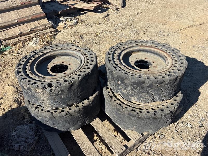 Quantity of (4) 30X10-16 Aperture Tires 타이어, 휠 및 림
