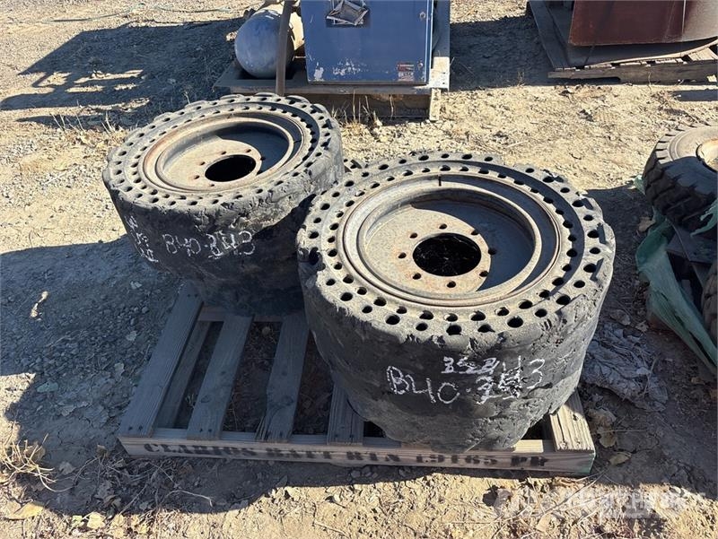 Quantity of (4) 30X10-16 Aperture Tires 타이어, 휠 및 림