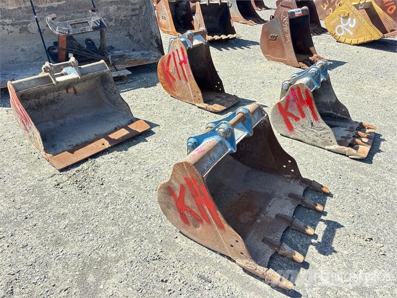  Quantity of (4) 35 in, 35 in, 24 in, 18 in Excavat Skovle
