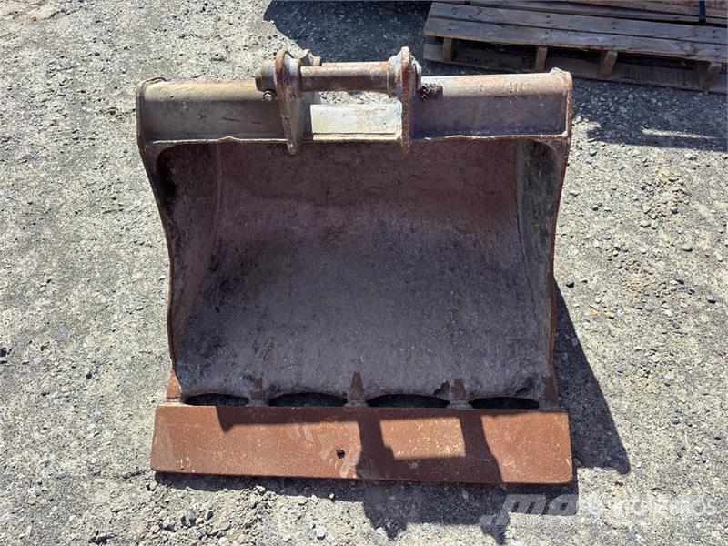  Quantity of (4) 35 in, 35 in, 24 in, 18 in Excavat Skovle