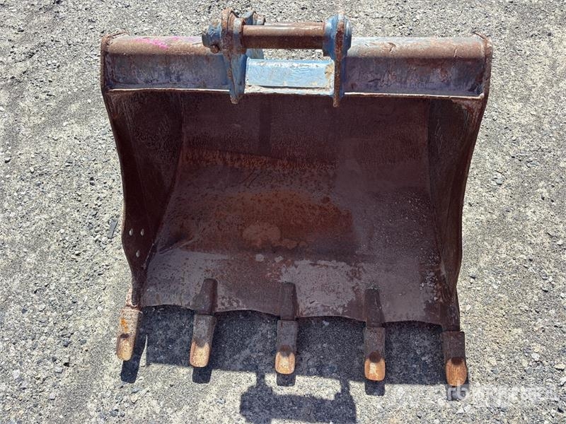  Quantity of (4) 35 in, 35 in, 24 in, 18 in Excavat Skovle