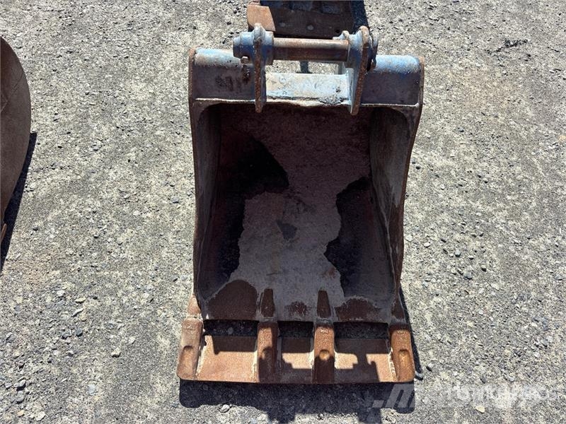  Quantity of (4) 35 in, 35 in, 24 in, 18 in Excavat Skovle