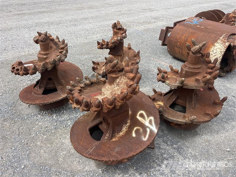 Quantity of (4) 35 in Rock Auger Attachment Olaj és Gáz fúró eszközök