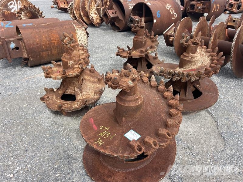 Quantity of (4) 35 in Rock Auger Attachment Olaj és Gáz fúró eszközök