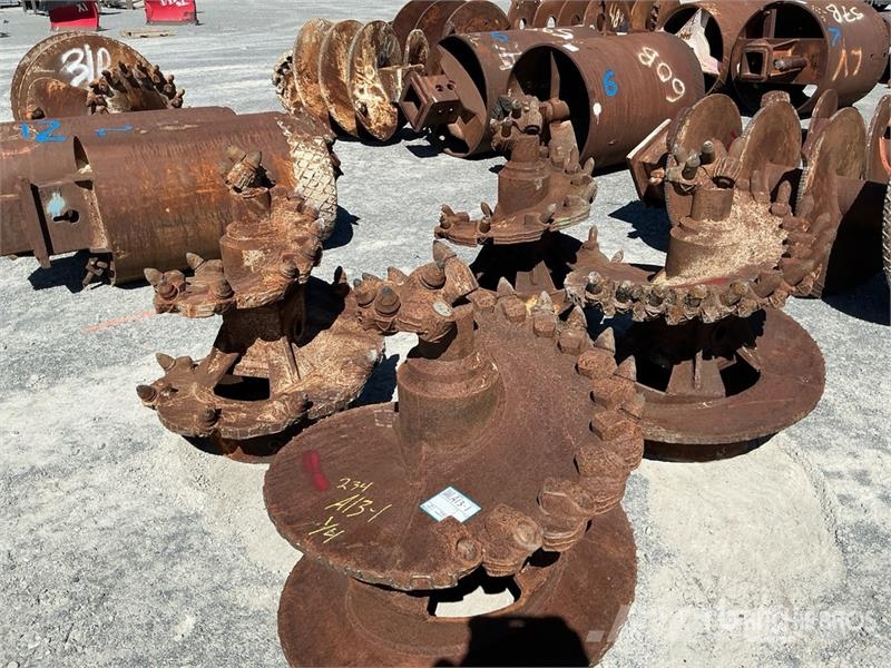  Quantity of (4) 35 in Rock Auger Attachment مثاقيب