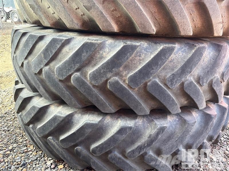 Quantity of (4) 380/90R46 Tires Gume, točkovi i felne