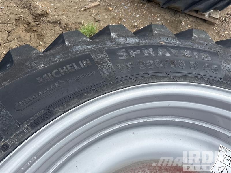  Quantity of (4) 380/90R46 Tires Gume, točkovi i felne