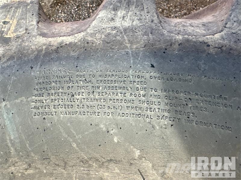 Quantity of (4) 380/90R46 Tires Gume, točkovi i felne