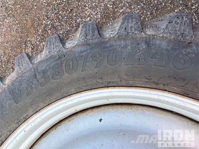 Quantity of (4) 380/90R46 Tires Gume, točkovi i felne