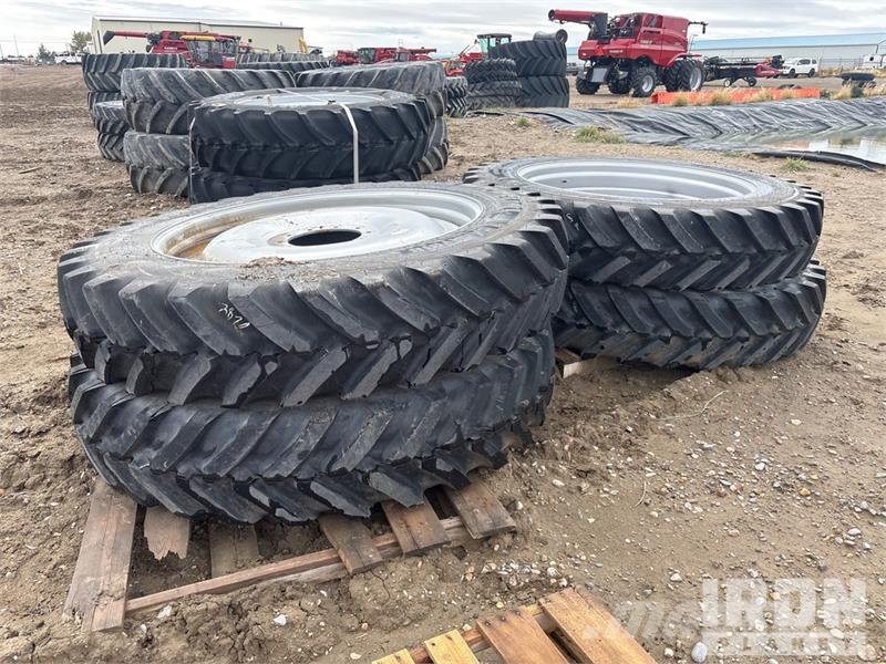  Quantity of (4) 380/90R46 Tires Gume, točkovi i felne