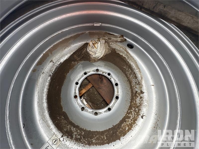 Quantity of (4) 380/90R46 Tires Gume, točkovi i felne