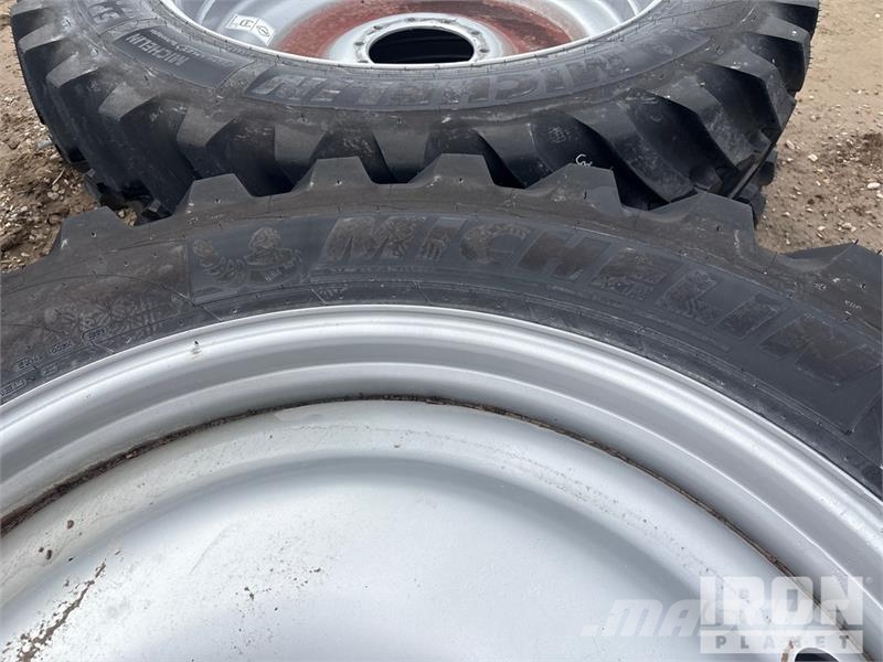  Quantity of (4) 380/90R46 Tires Gume, točkovi i felne