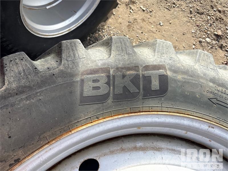 Quantity of (4) 380/90R46 Tires Gume, točkovi i felne