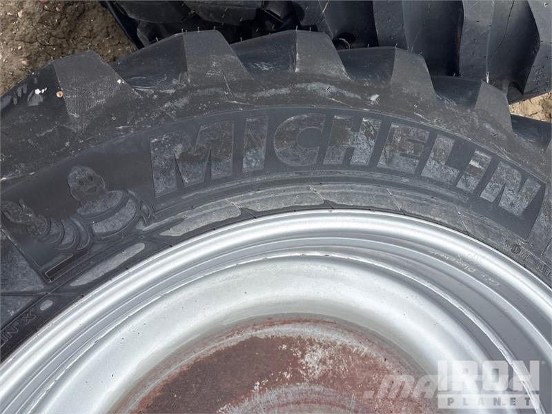  Quantity of (4) 380/90R46 Tires Gume, točkovi i felne