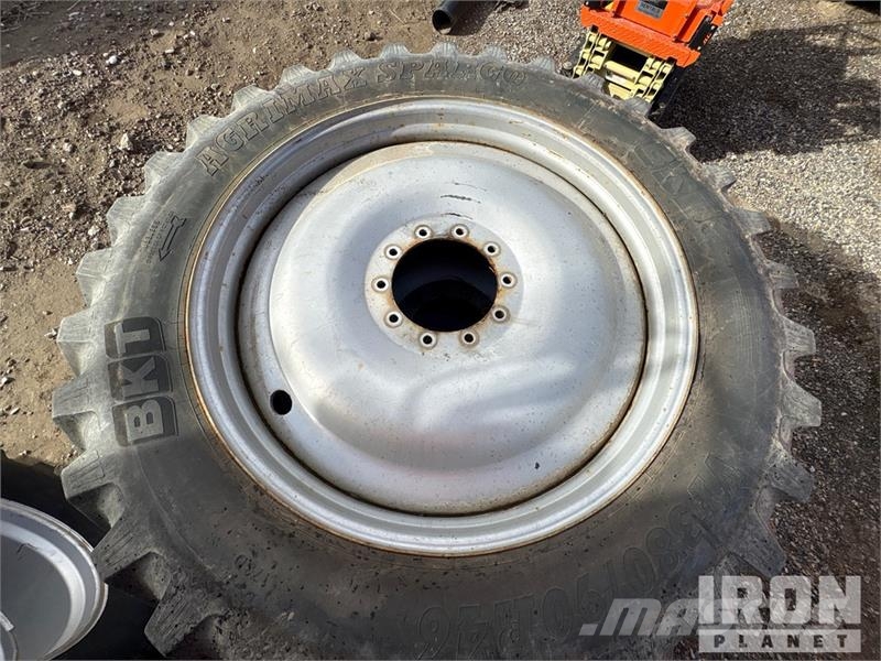 Quantity of (4) 380/90R46 Tires Gume, točkovi i felne