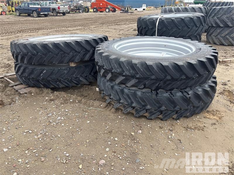  Quantity of (4) 380/90R46 Tires Gume, točkovi i felne