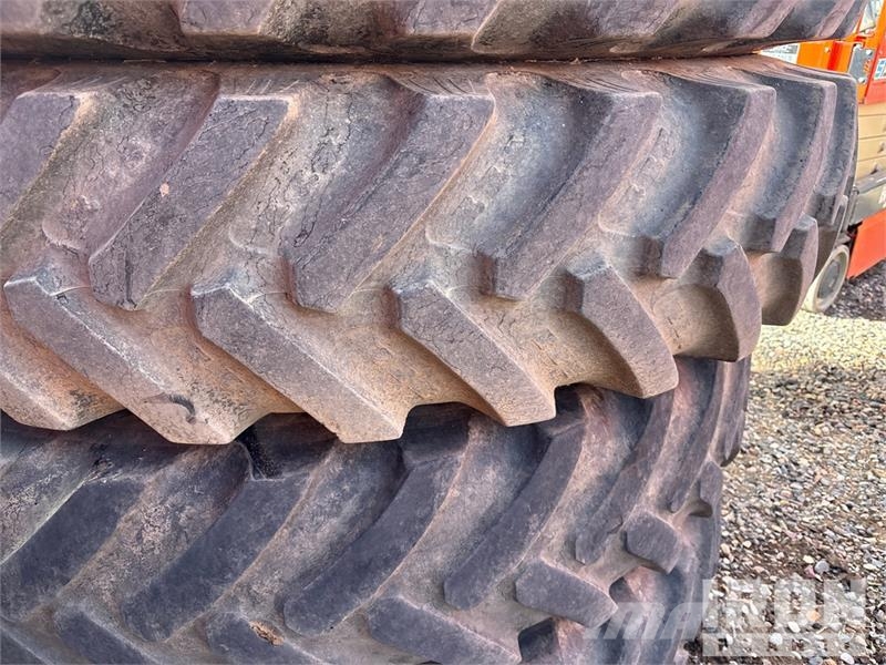 Quantity of (4) 380/90R46 Tires Gume, točkovi i felne