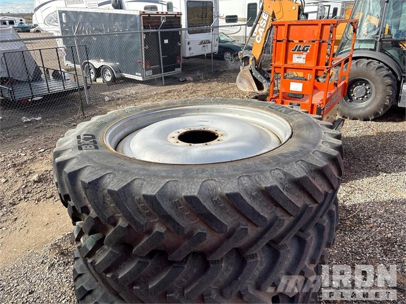 Quantity of (4) 380/90R46 Tires Gume, točkovi i felne