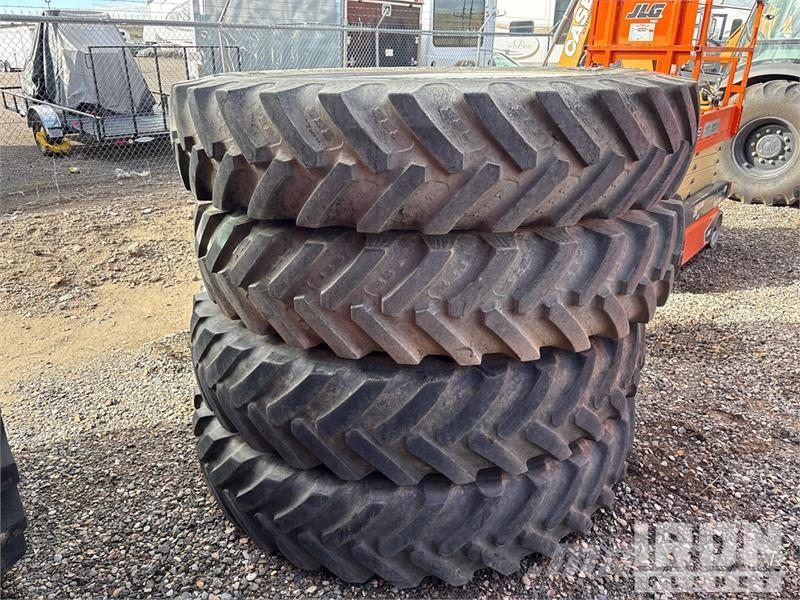 Quantity of (4) 380/90R46 Tires Gume, točkovi i felne