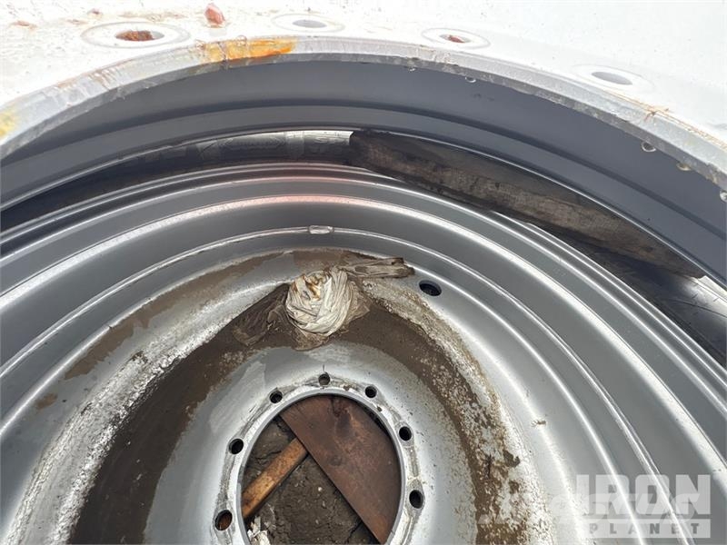  Quantity of (4) 380/90R46 Tires Gume, točkovi i felne