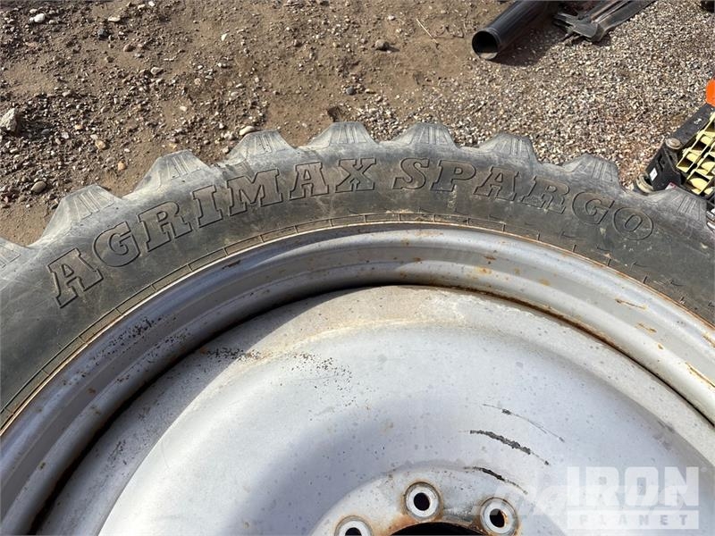 Quantity of (4) 380/90R46 Tires Gume, točkovi i felne