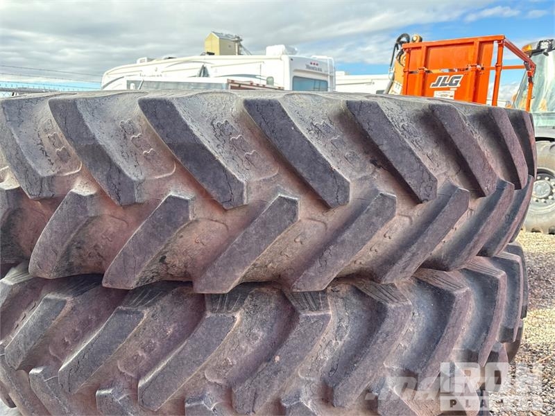 Quantity of (4) 380/90R46 Tires Gume, točkovi i felne