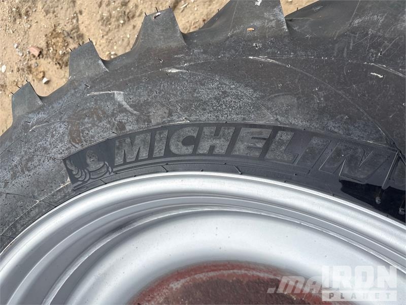  Quantity of (4) 380/90R46 Tires Gume, točkovi i felne