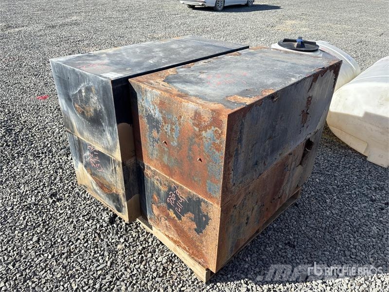 Quantity of (4) 4 Ft Tool Box 건설 장비 - 기타