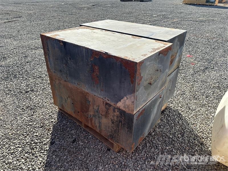 Quantity of (4) 4 Ft Tool Box 건설 장비 - 기타