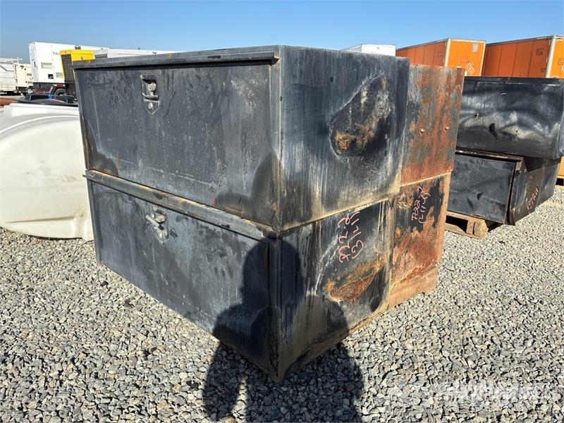Quantity of (4) 4 Ft Tool Box 건설 장비 - 기타