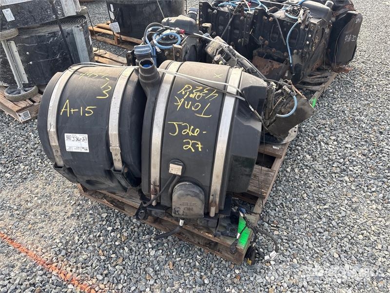 Quantity of (4) DEF Tanks معدات النقل - غير ذلك