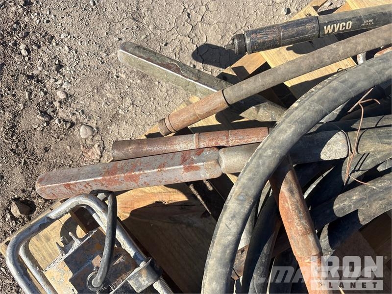 Quantity of (4) Electric Concrete Vibrator دكاكات أفقية
