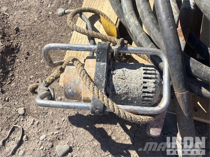 Quantity of (4) Electric Concrete Vibrator دكاكات أفقية