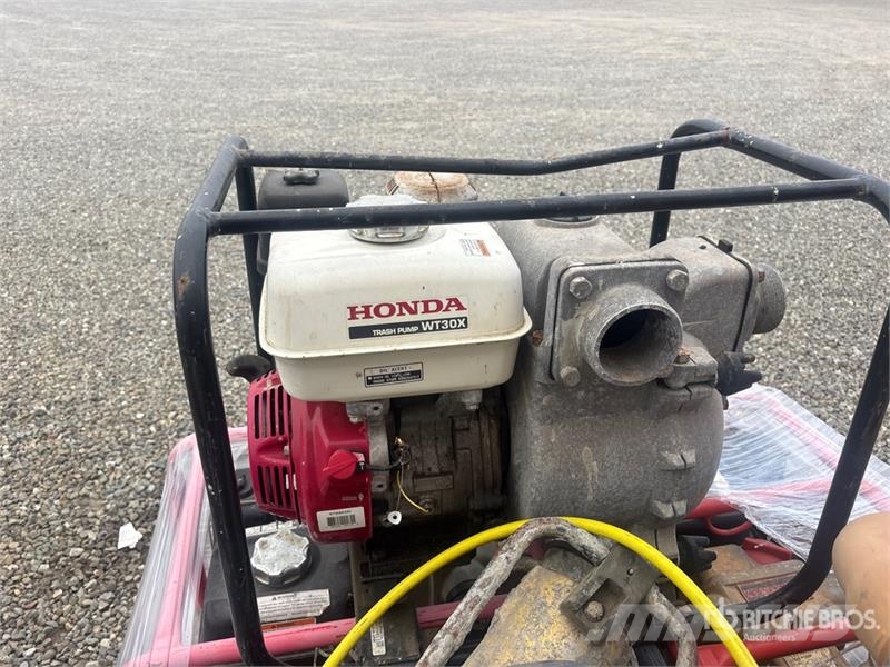  Quantity of (4) MQ Pressure washer, Honda EB5000x  مضخات المياه