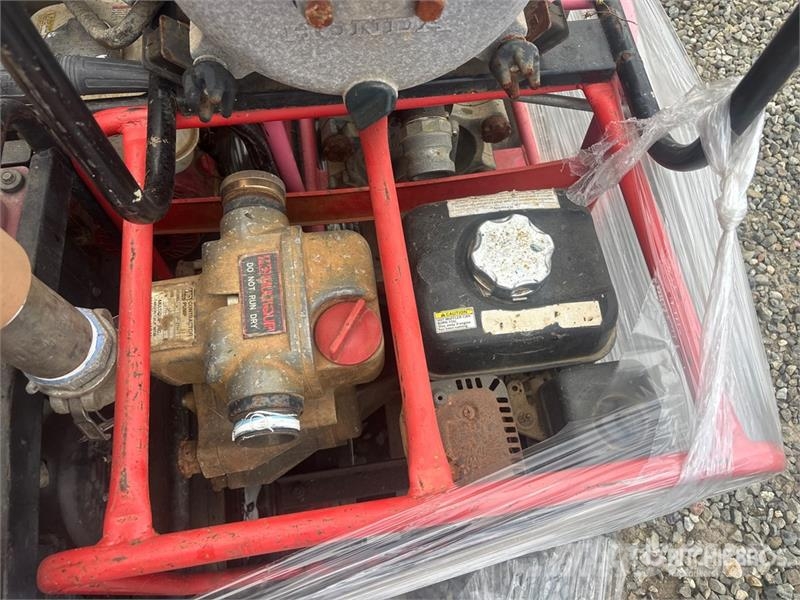  Quantity of (4) MQ Pressure washer, Honda EB5000x  مضخات المياه