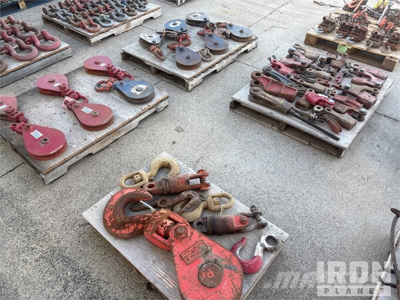 Quantity of (4) Pallets of Rigging Peças e equipamentos para guindastes