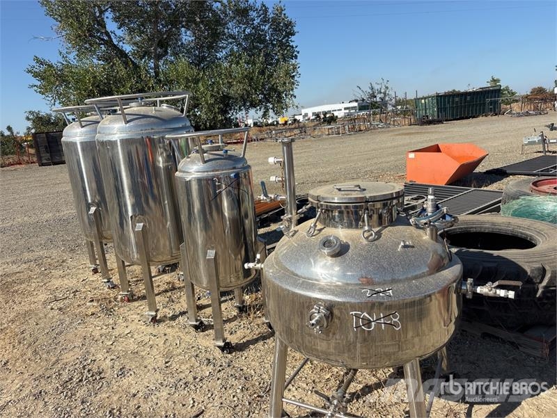 Quantity of (4) Stainless Steel Mixing Tank Tanques de combustível e aditivos