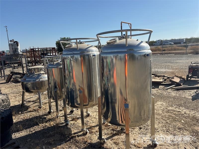 Quantity of (4) Stainless Steel Mixing Tank Tanques de combustível e aditivos