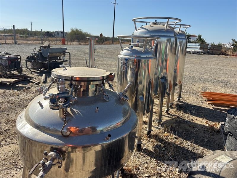 Quantity of (4) Stainless Steel Mixing Tank Tanques de combustível e aditivos