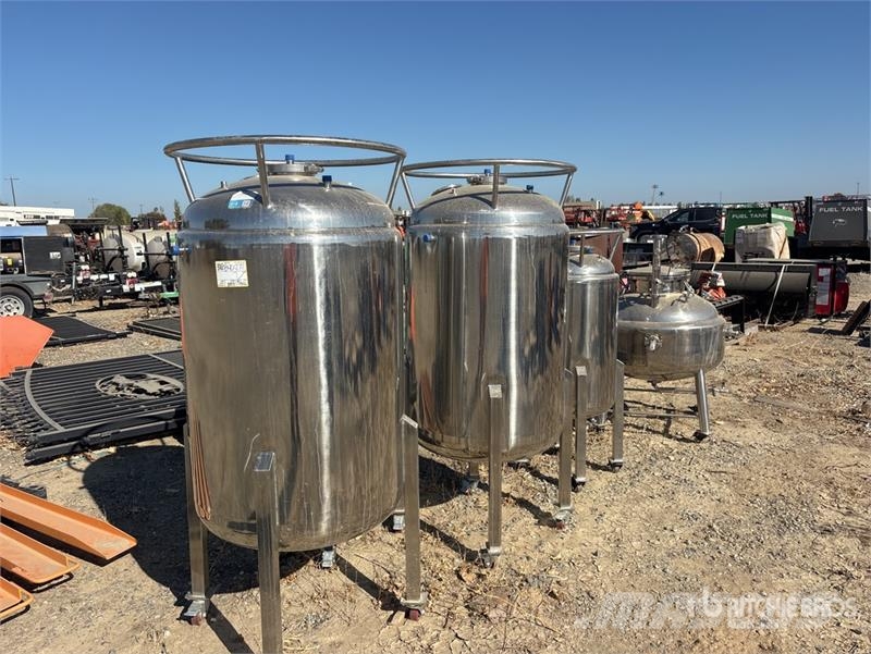Quantity of (4) Stainless Steel Mixing Tank Tanques de combustível e aditivos