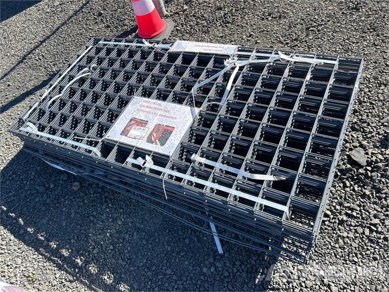 Quantity of (40) 36 in x 72 in Grey Metal Rail Pan Verricelli, paranchi e sollevatori per materiali