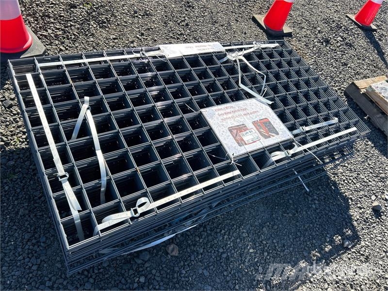 Quantity of (40) 36 in x 72 in Grey Metal Rail Pan Verricelli, paranchi e sollevatori per materiali