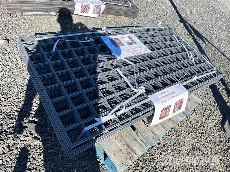 Quantity of (40) 36 in x 72 in Grey Metal Rail Pan Verricelli, paranchi e sollevatori per materiali