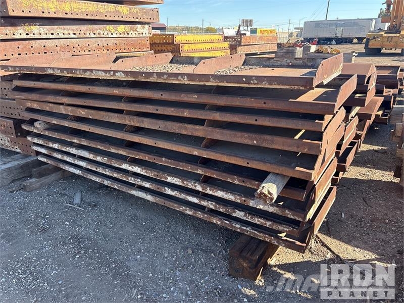 Quantity of (42) Metal Forms Barrier rail forms Co Zubehör