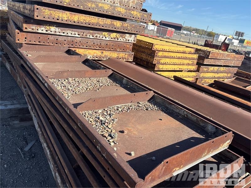 Quantity of (42) Metal Forms Barrier rail forms Co Zubehör