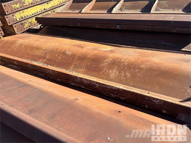 Quantity of (42) Metal Forms Barrier rail forms Co Zubehör