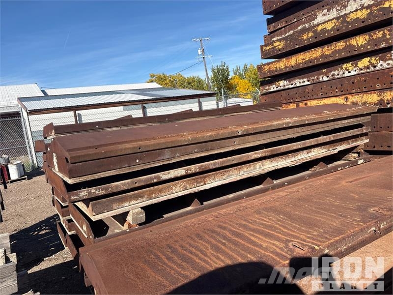 Quantity of (42) Metal Forms Barrier rail forms Co Zubehör