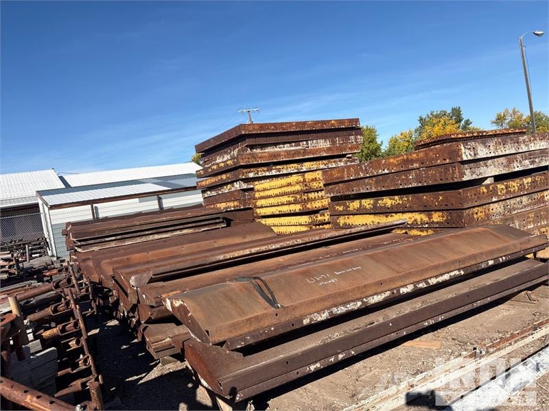 Quantity of (42) Metal Forms Barrier rail forms Co Zubehör