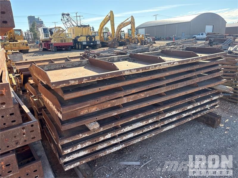 Quantity of (42) Metal Forms Barrier rail forms Co Zubehör